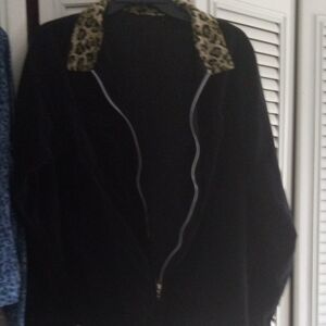 Chic Black Jacket with Leopard Print Collar